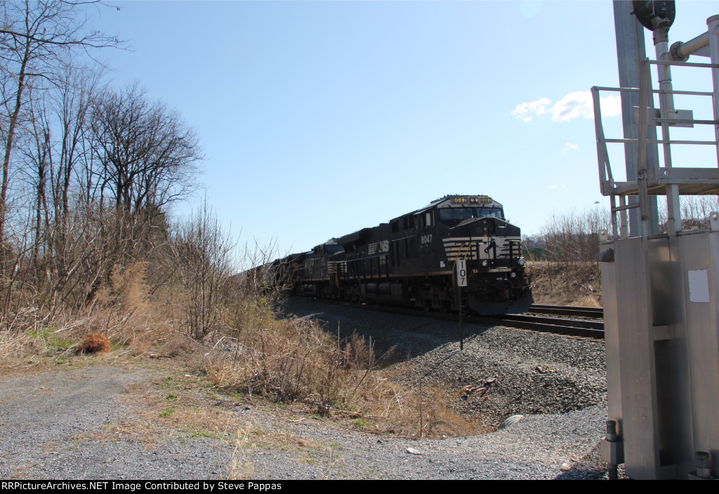 NS 8047 holding at milepost 107